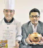 雫さん（左）と、“入賞どんぶり”を持つ石川代表