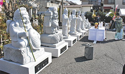 七福神石像お目見え 「観光振興に」崇敬者が寄贈 | 平塚 | タウンニュース