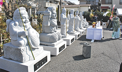七福神石像お目見え 「観光振興に」崇敬者が寄贈 | 平塚・大磯・二宮
