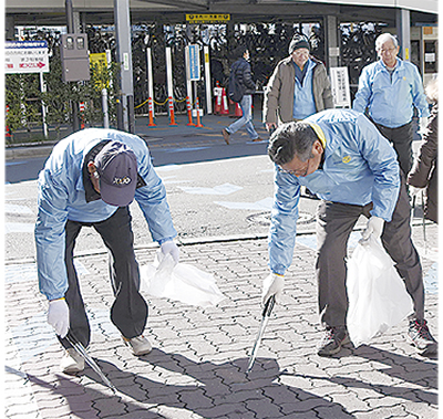 「社会奉仕の日」に駅前で清掃活動