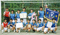 優勝旗や賞状、小田原市長杯、メダルなどを手にした FC中井の選手たち（写真提供／FC中井）