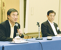 熱く自論を述べる松沢知事（左）と大野会長（右）