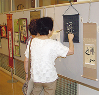 作品を見る来場者
