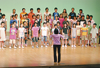 合唱を披露する一色小学校の児童