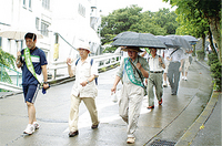 二宮町役場前を歩く行進団