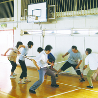 不審者者役に対して 刺股を使って対応する参加者