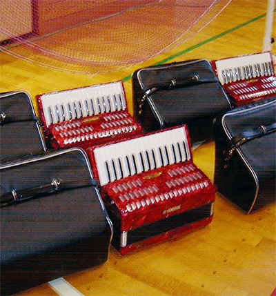 福島の小学校に楽器等を寄贈