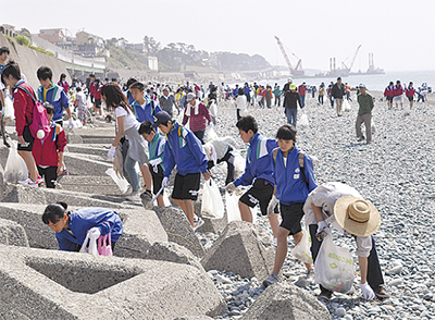 ４４０人が海岸清掃