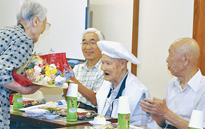 柳川さん100歳を祝賀