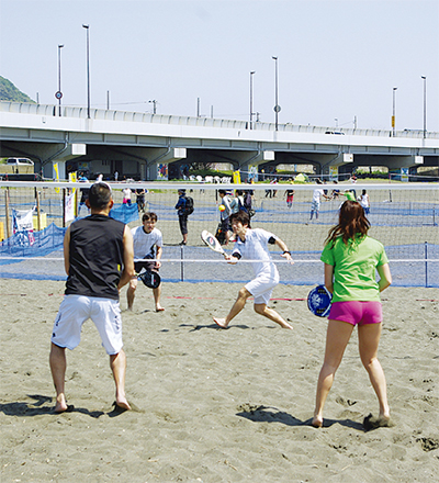 初夏の砂浜で爽快スポーツ