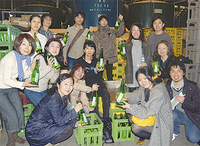 待望のお酒を手に笑顔