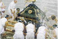 勇壮な“浜降り”