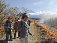 朝霧高原の茅場と交流