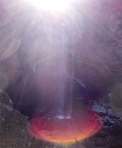 「夕日の滝」に赤い光輪