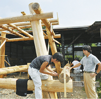 丸太の組み上げ作業現場（8月中旬）