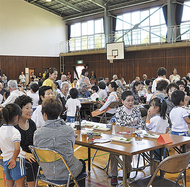 敬老会で笑顔の花