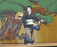 華麗な舞踊に拍手