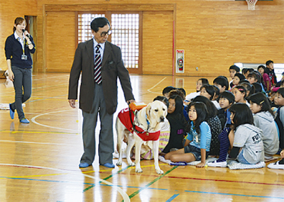 市小学校10校で盲導犬教室