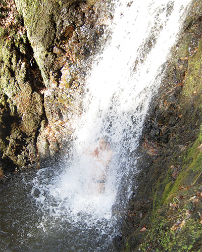 真冬の「髭僧の滝」で水行