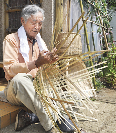 竹籠作りに熱中