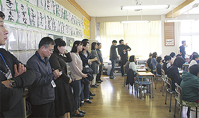 韓国の教師らが東小視察