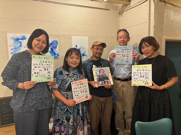 ヤングケアラーをテーマにした映画「猫と私と、もう１人のネコ」の上映会の打ち合わせ後。中央は監督の祝大輔氏