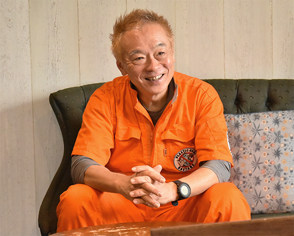 インタビューに答える豊田直之代表