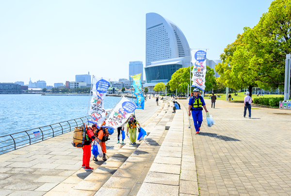 横浜に入るとこれまでの天然海浜から景色も一変