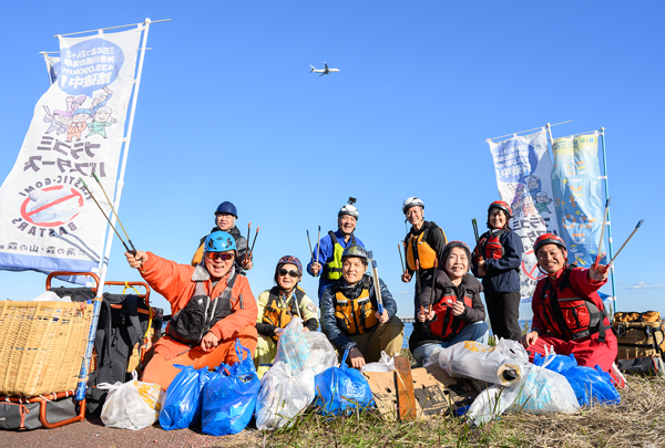 終着点の多摩川河口までのごみ拾いを笑顔で終えたメンバー