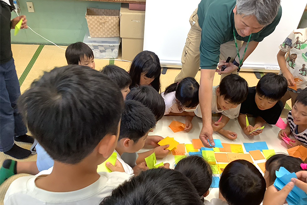 付箋紙に書くことで話すのが苦手な子も参加しやすい