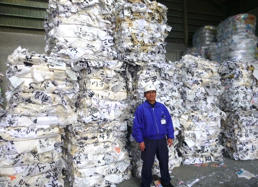 再生パルプ工場・株式会社國光横須賀事業所（横浜市金沢区）で圧縮梱包された約14ｔの書道反古紙。半紙を丸めずに回収されたことが分かる
