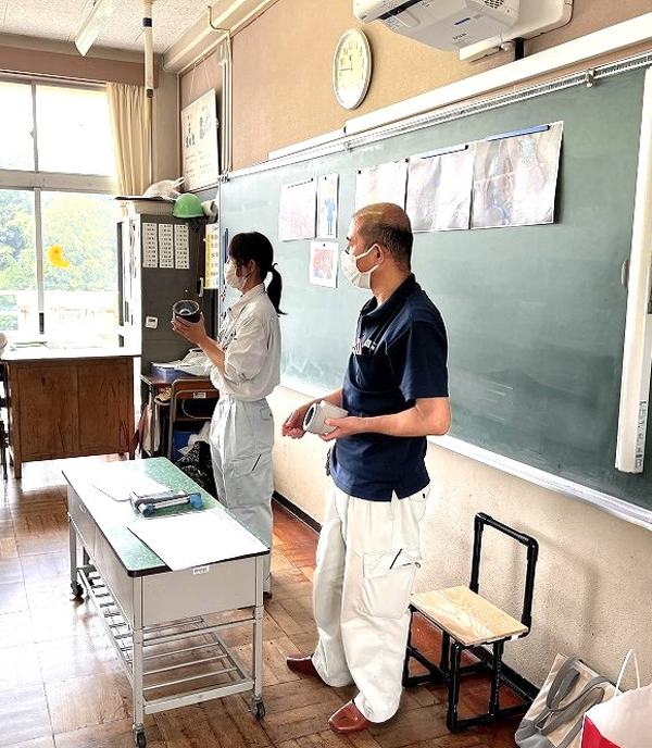 水道屋さんを知ってもらおうと小中学校で出前授業を行っている