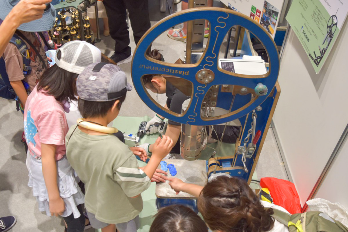 アップサイクルインジェクション装置でペットボトルのキャップを加工