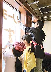 ４月１２日には参加した子どもや保護者ら一緒に「てらハウス」の清掃も