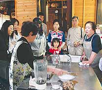 初めて見るコンニャク作りに興味津々