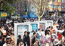 多くの新成人でにぎわう横浜アリーナ周辺（写真は昨年の様子）