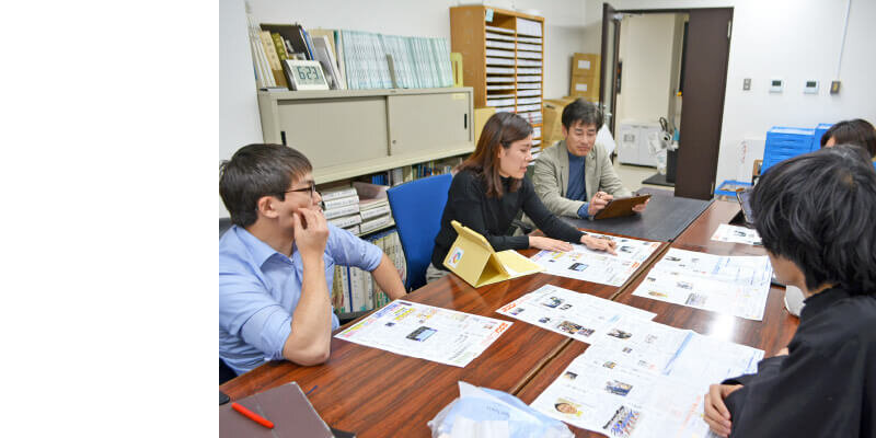 ミーティングをする社員ら