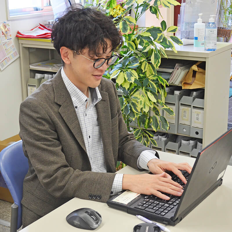 パソコンを扱う男性