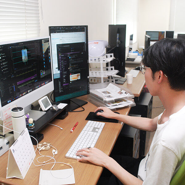 編集作業をする男性