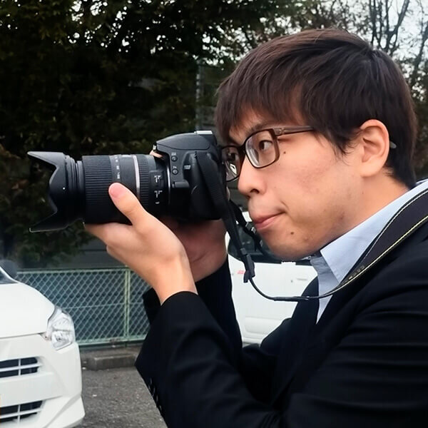 カメラを構える男性