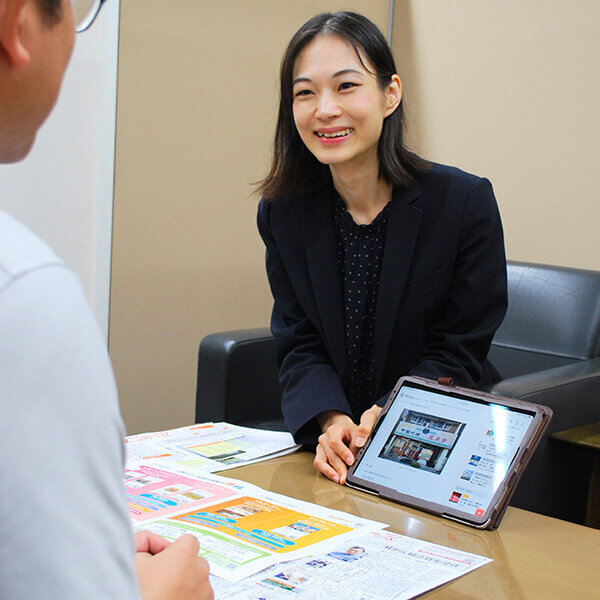クライアントに説明をする女性