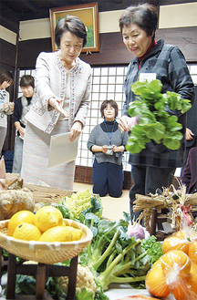 様々な農産物や加工品に興味を示す林市長（左）