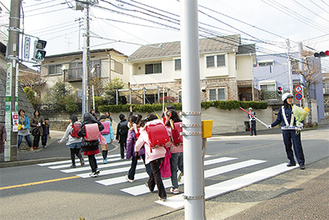 信号機が設置された横断歩道を渡る市ヶ尾小学校の児童たち