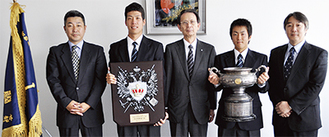 谷釜学長（中央）に優勝報告を行った齊藤達也主将（右から２番目）と辻選手（右から４番目）