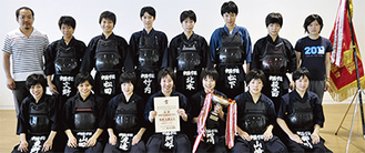 全国大会出場を決めた月岡監督（左上）率いる女子剣道部