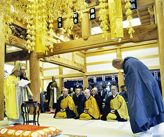 落慶法要を行う竹田法俊住職（右）各地から約50人の僧侶が出席した