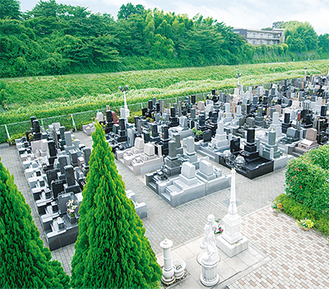 説明会会場は欧風公園墓地「メモリアルガーデン横浜　青葉の森」。全区画バリアフリー＆両サイドに駐車場完備とお参りのしやすさは区内トップクラス