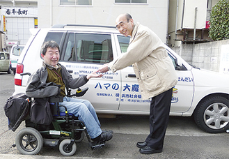 車両の贈呈を行う川崎事務局長（右）