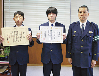 （左から）県知事賞を受賞した山田君、佳作に入選した三好君、塚原署長