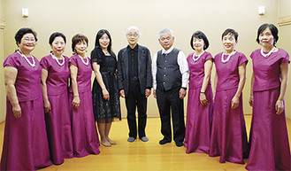 「五色桜物語合唱団」の団長として指揮をとる大西進さん（中央）とそのメンバーら